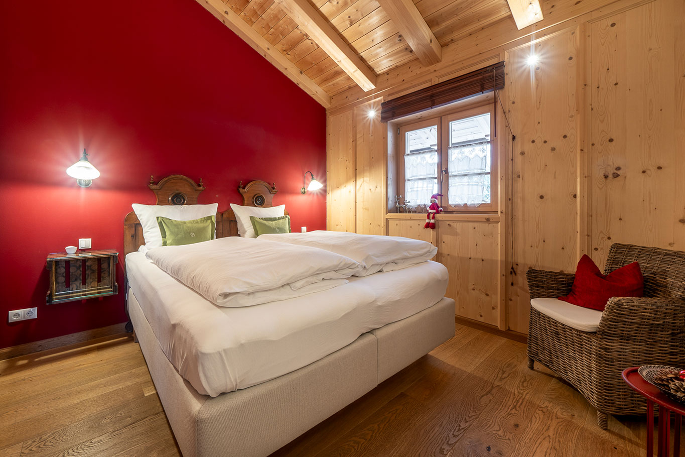 Landhaus-Benediktenhof-Arzbach-Chalet-Schlafzimmer-rot