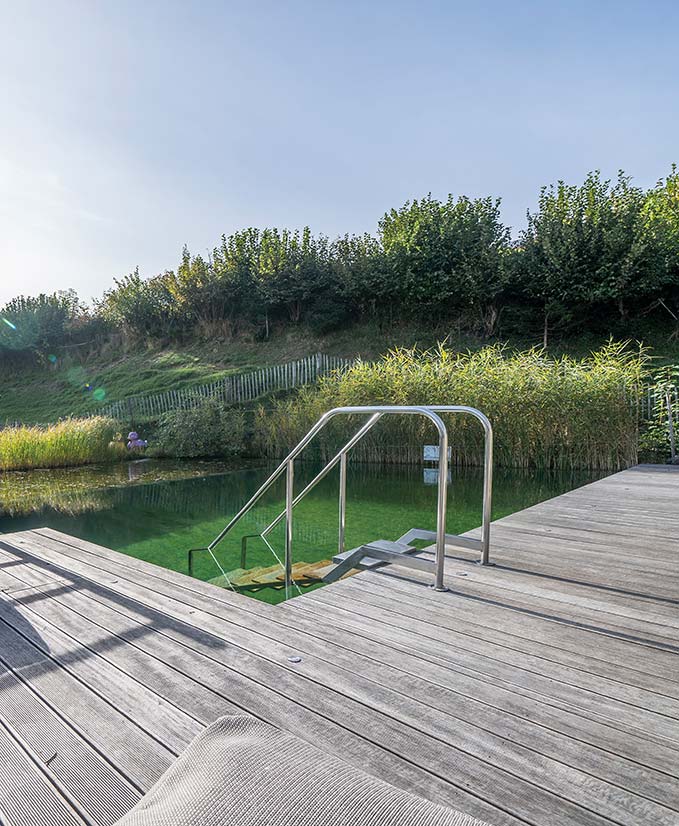Landhaus-Benediktenhof-Wellnessbereich-Naturschwimmteich