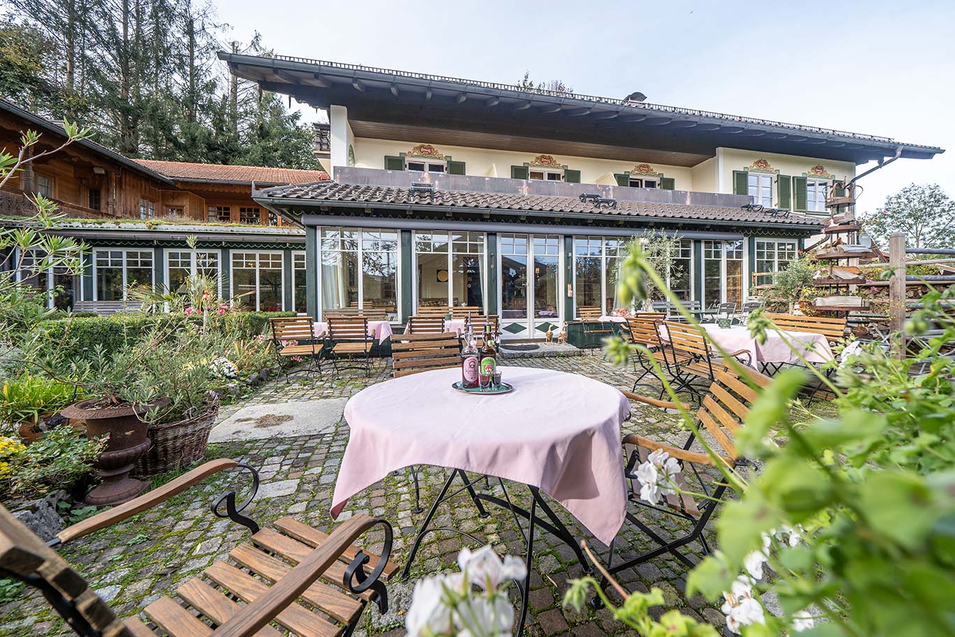 Landhaus-Benediktenhof-Arzbach-Garten-und-Ambiente-Biergarten