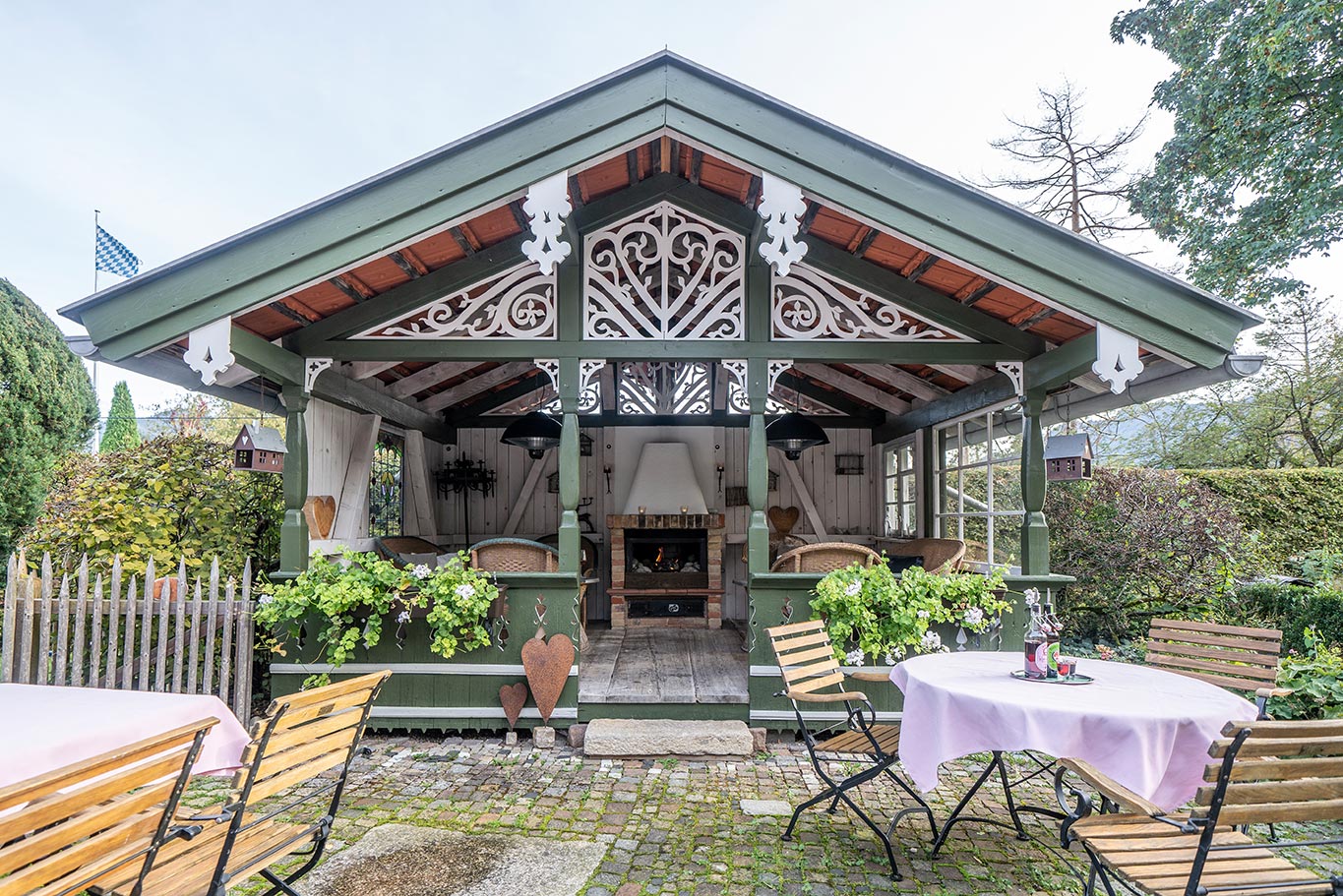 Landhaus-Benediktenhof-Arzbach-Garten-und-Ambiente-Gartenhaus