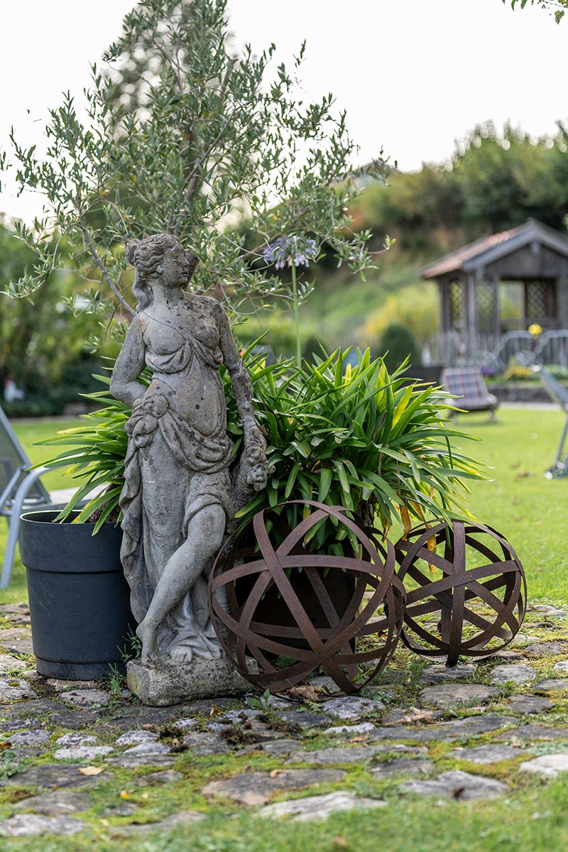 Landhaus-Benediktenhof-Arzbach-Garten-und-Ambiente-Gartenstatue