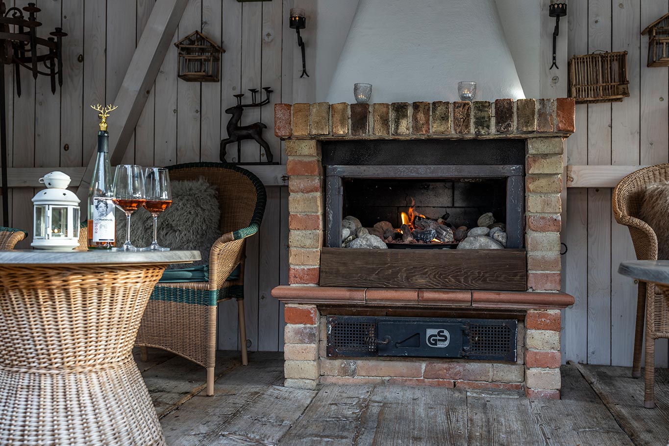 Landhaus-Benediktenhof-Arzbach-Garten-und-Ambiente-Kaminfeuer