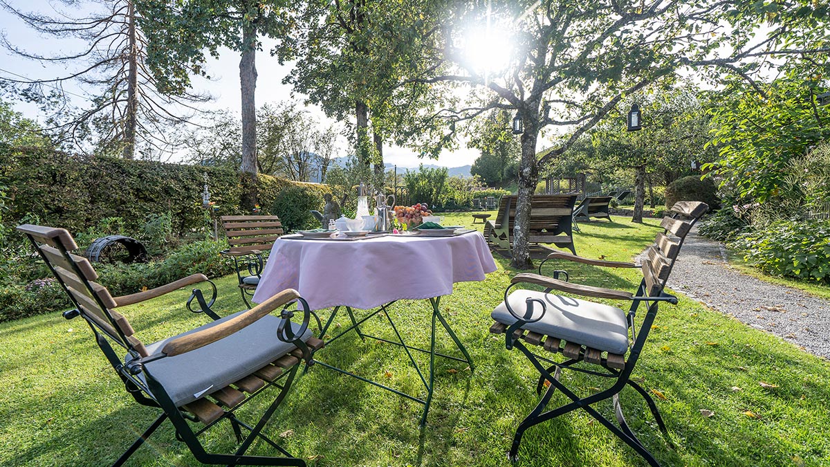 Landhaus-Benediktenhof-Arzbach-Garten-und-Ambiente-gedeckter-Tisch Landhaus-Benediktenhof-Arzbach-Garten-und-Ambiente-gedeckter-Tisch