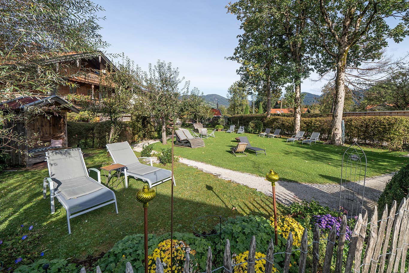 Landhaus-Benediktenhof-Arzbach-Garten-und-Ambiente-großzuegige-Liegeflaeche