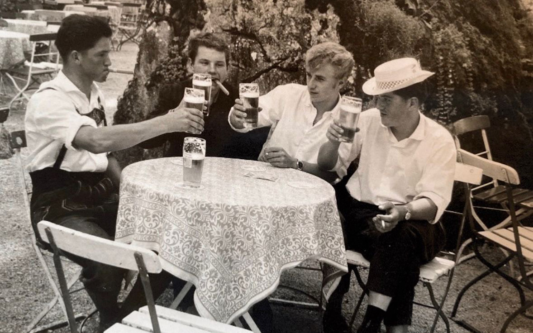 Landhaus-Benediktenhof-Geschichte-Maenner-im-Biergarten